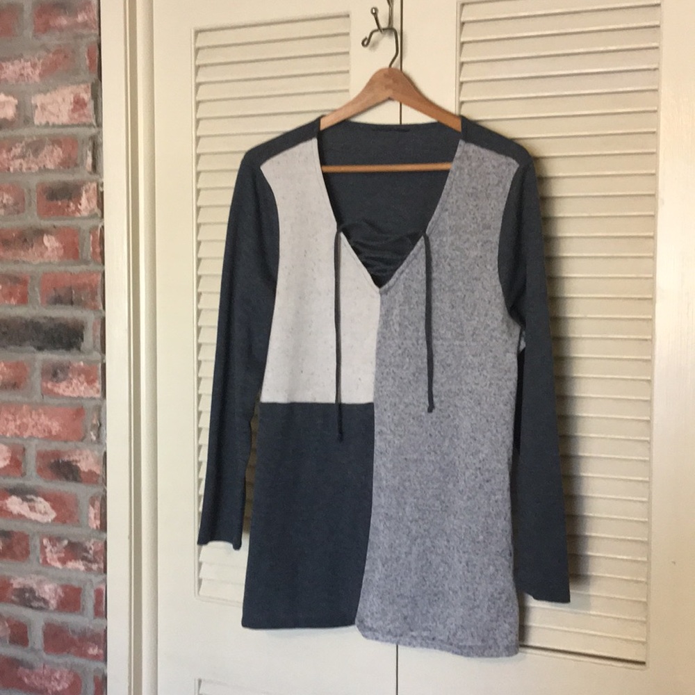 Long sleeve top.
